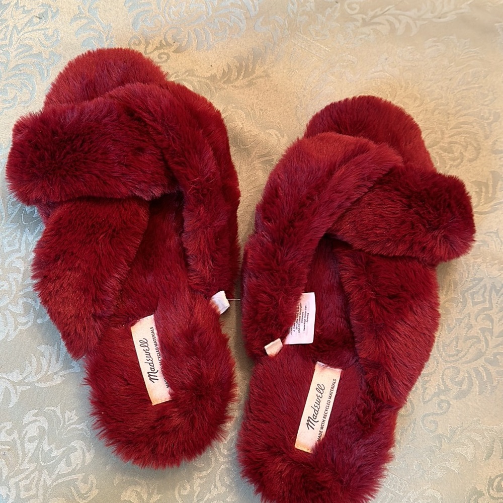 MADEWELL  SUPER SOFT  FAUX FUR INDOOR SLIPPPERS    COLOR: CRIMSON  (6)